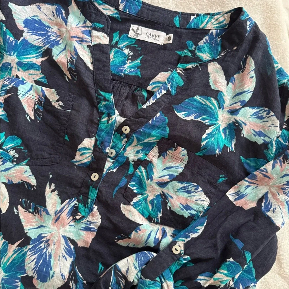 Carve Designs Teal and White Floral Top - Picture 2 of 3